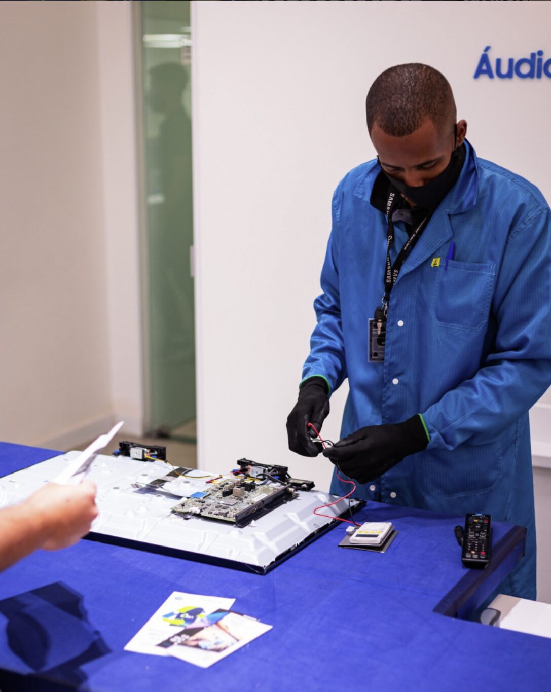 Técnico do Grupo Multifix realizando análise prévia junto ao cliente